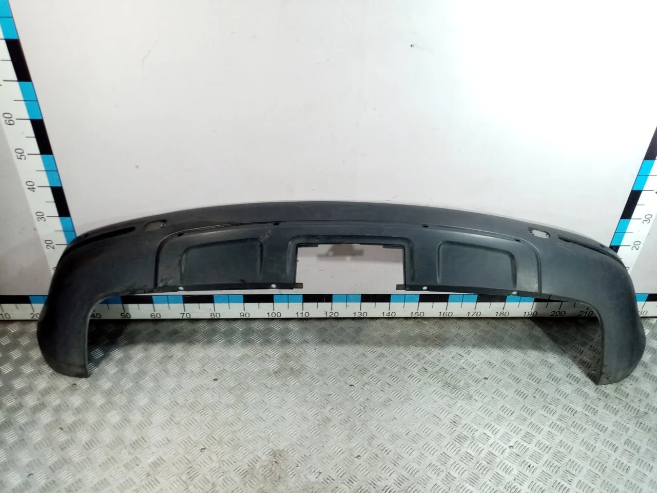 [Б/У] Спойлер заднего бампера Touareg - (Состояние: царапины и потертости) [Незначительные дефекты] [Код: 00599016 ]