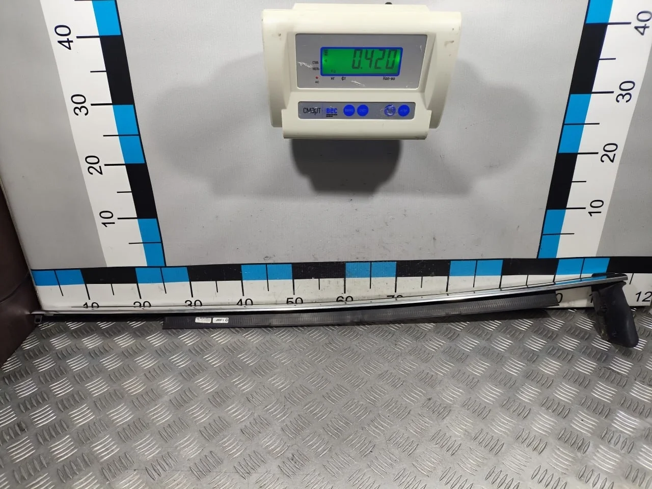 [Б/У] Уплотнитель переднего левого стекла наружный - Мелкие царапины [ХОРОШЕЕ] [Код: 00601611 ]