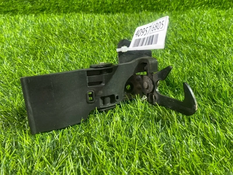 Крюк замка капота Audi A8 2013 4H0823485C D4 CEU 4.0T