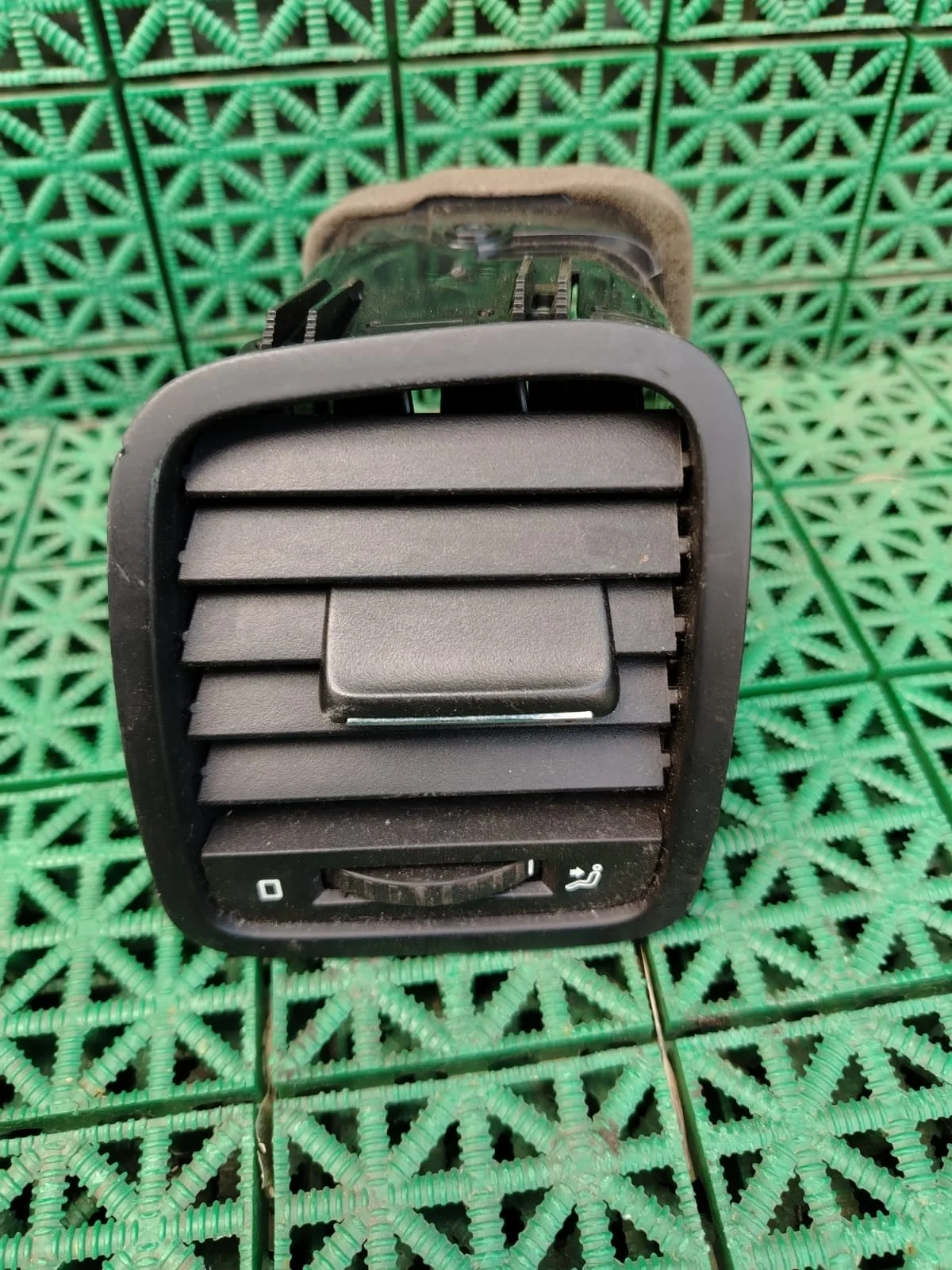 Дефлектор воздушный в торпедо SKODA YETI 2010- левый б/у YETI(2010-