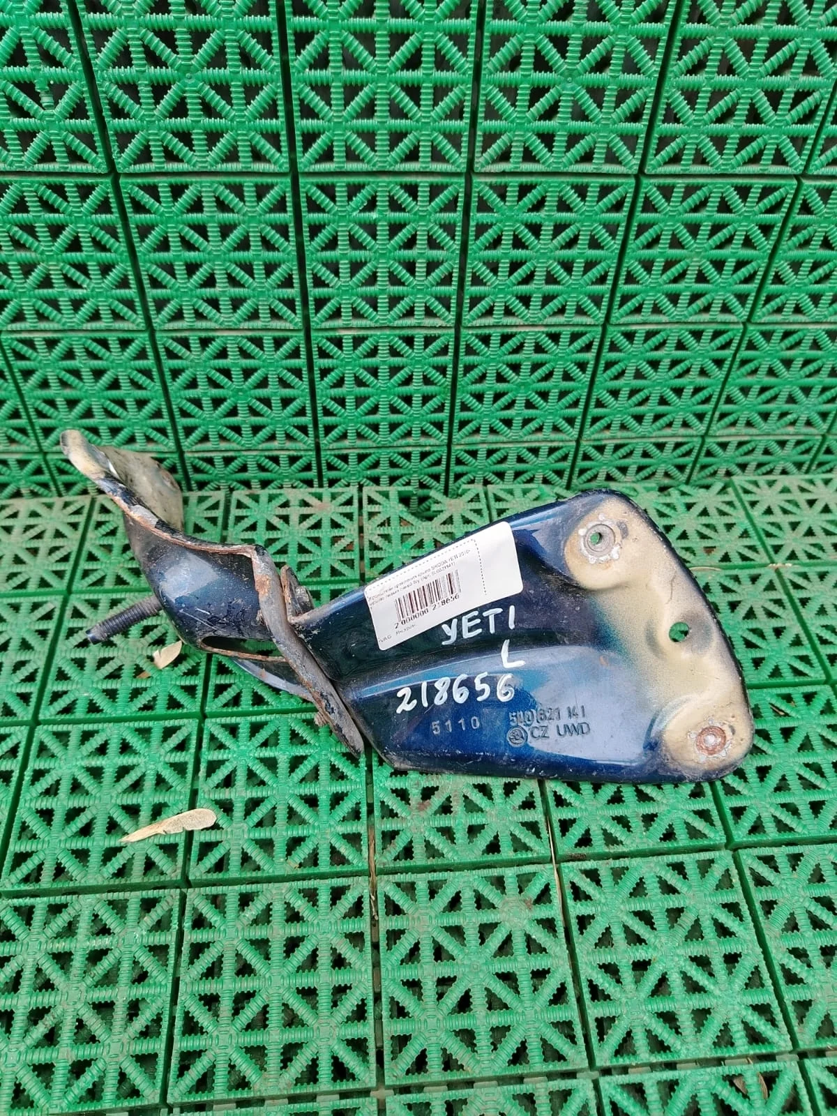 Кронштейн крепления крыла SKODA YETI 2010- крыло левый синий б/у YETI(2010-