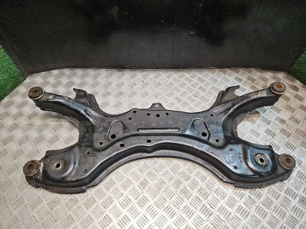 Передний подрамник на Toyota Avensis T250 лев руль