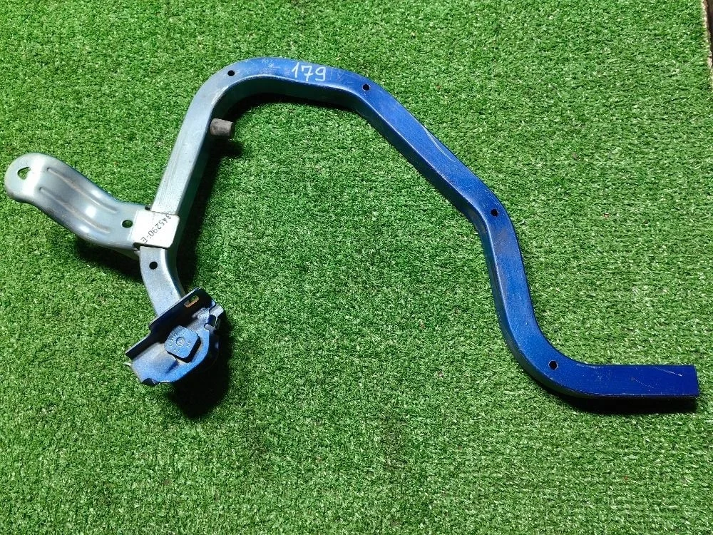 Петля крышки правая багажника Renault Logan 1