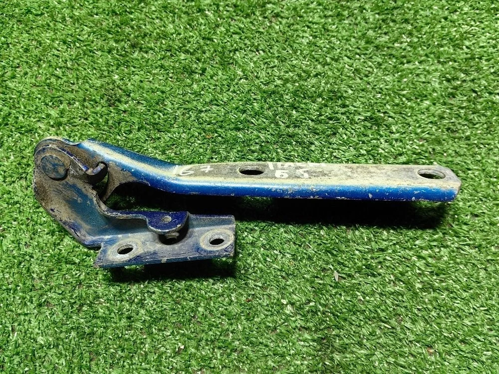 Петля капота правая Volkswagen Passat B5+