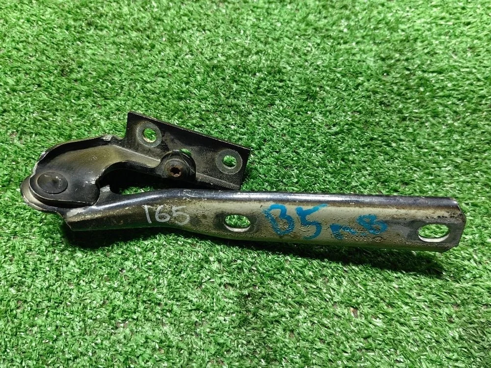 Петля капота левая Volkswagen Passat B5