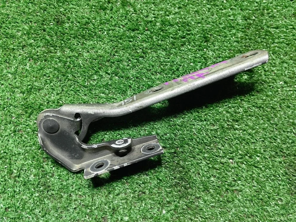 Петля капота правая Volkswagen Passat B5+