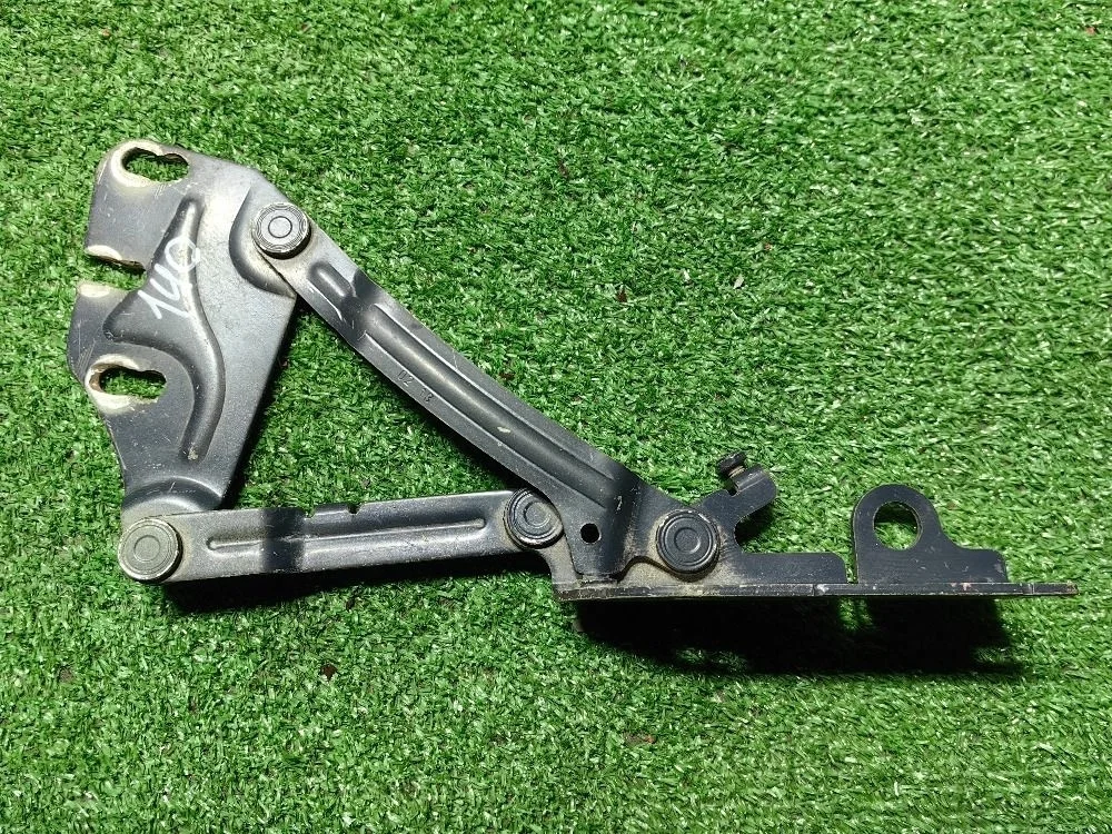 Петля капота правая Volkswagen Golf Mk6