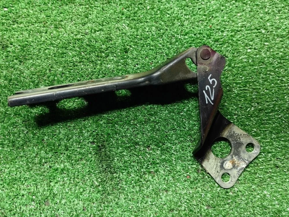 Петля капота левая Skoda Yeti