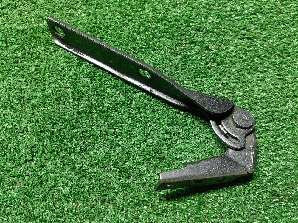 Петля капота правая Volkswagen Passat B5+