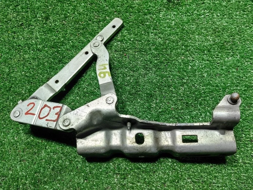 Петля капота левая Mercedes-Benz C-класс W203