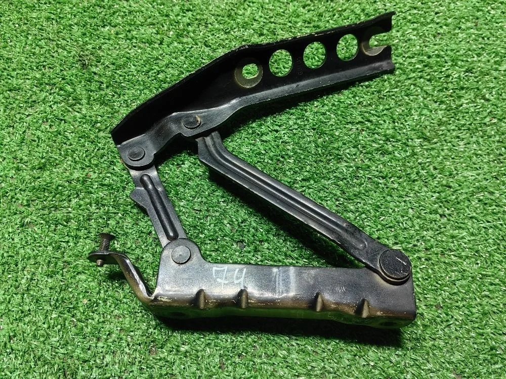 Петля капота левая Skoda Fabia II