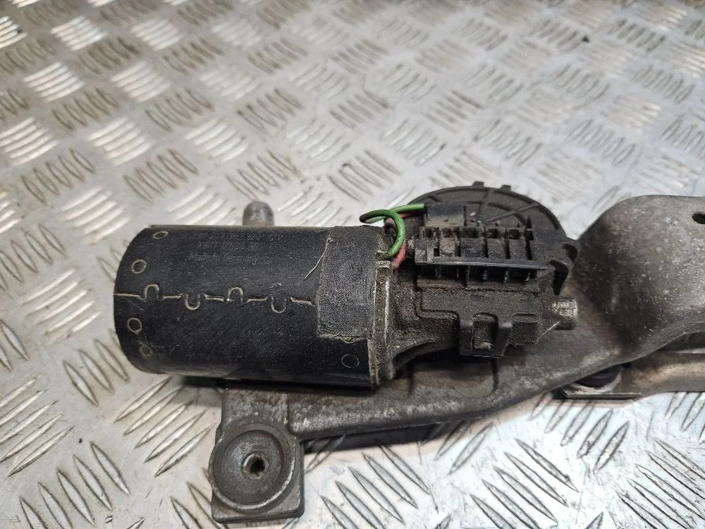 Мотор стеклоочистителя на Ford Focus 1