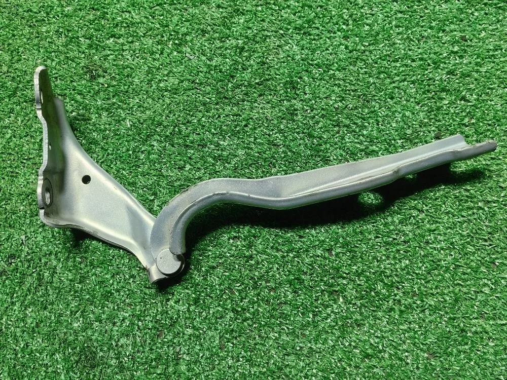 Петля капота правая Skoda Rapid