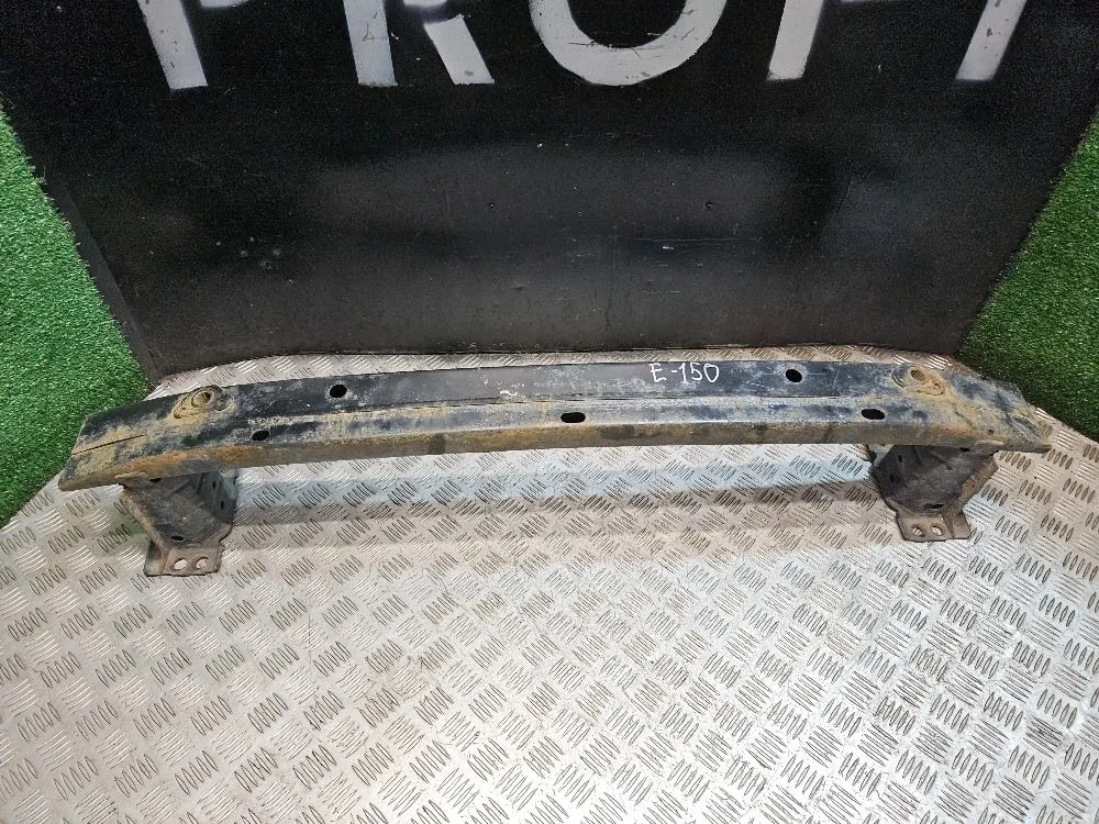 Усилитель переднего бампера на Toyota Corolla 150