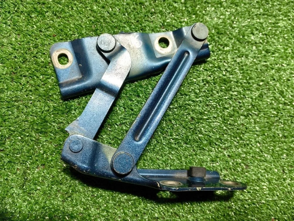 Петля капота правая Skoda Fabia 1