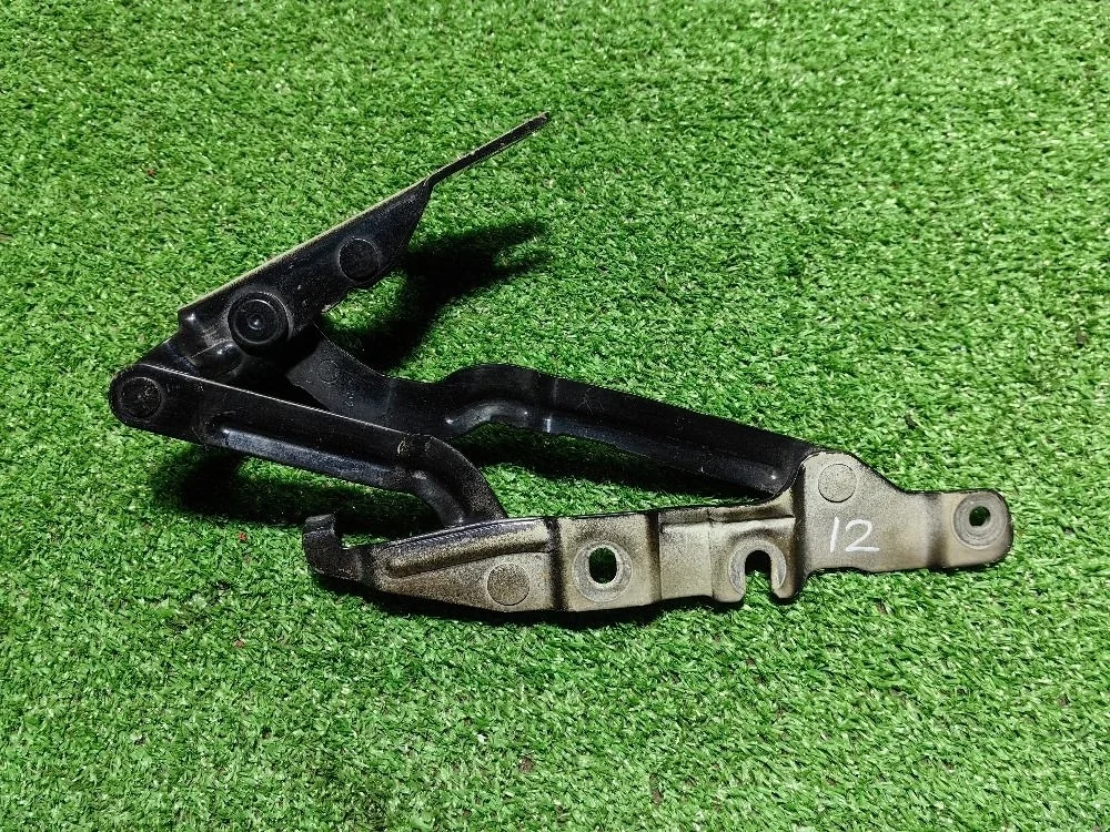 Петля крышки багажника левая Audi A6 C5