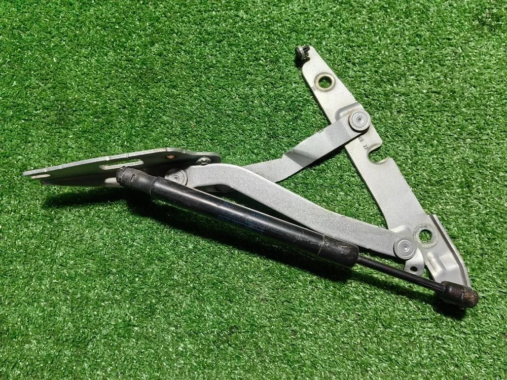 Петля крышки багажника левая Audi A4 B7