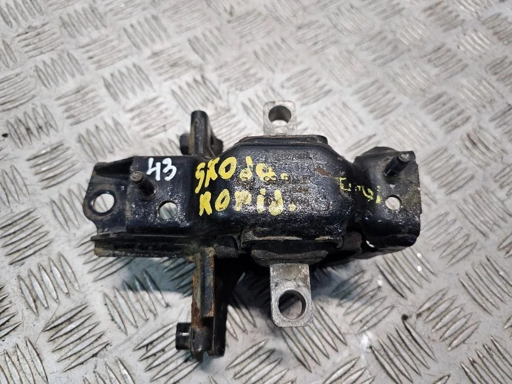 Опора двигателя левая Skoda Rapid