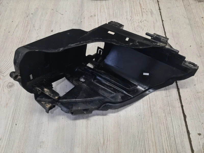 Кронштейн крепления фары Audi Q7 2010-2015 4L