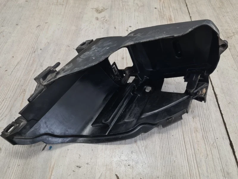 Кронштейн крепления фары Audi Q7 2010-2015 4L