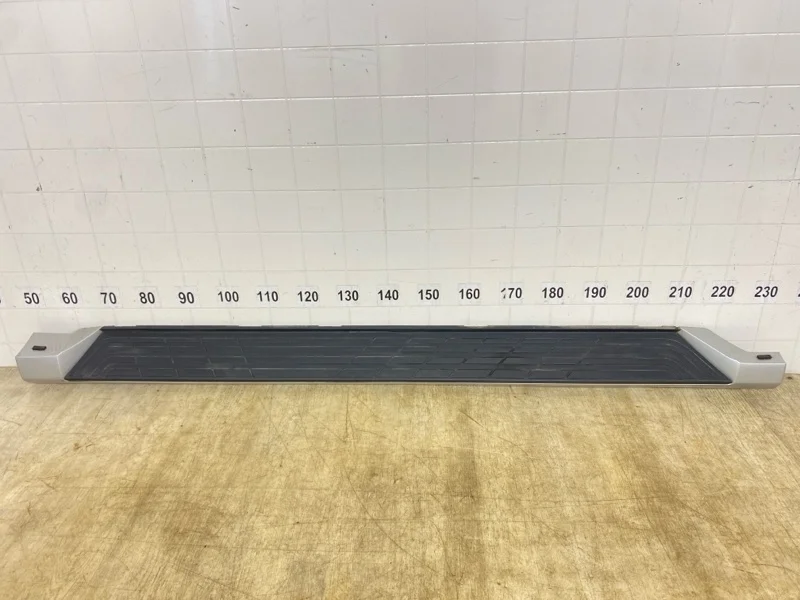 Накладка на порог MITSUBISHI PAJERO 4 2008 2009 2010 2011 2012 2013 2014 2015 2016 2017 2018 7656A044 V87W 4M41, правая