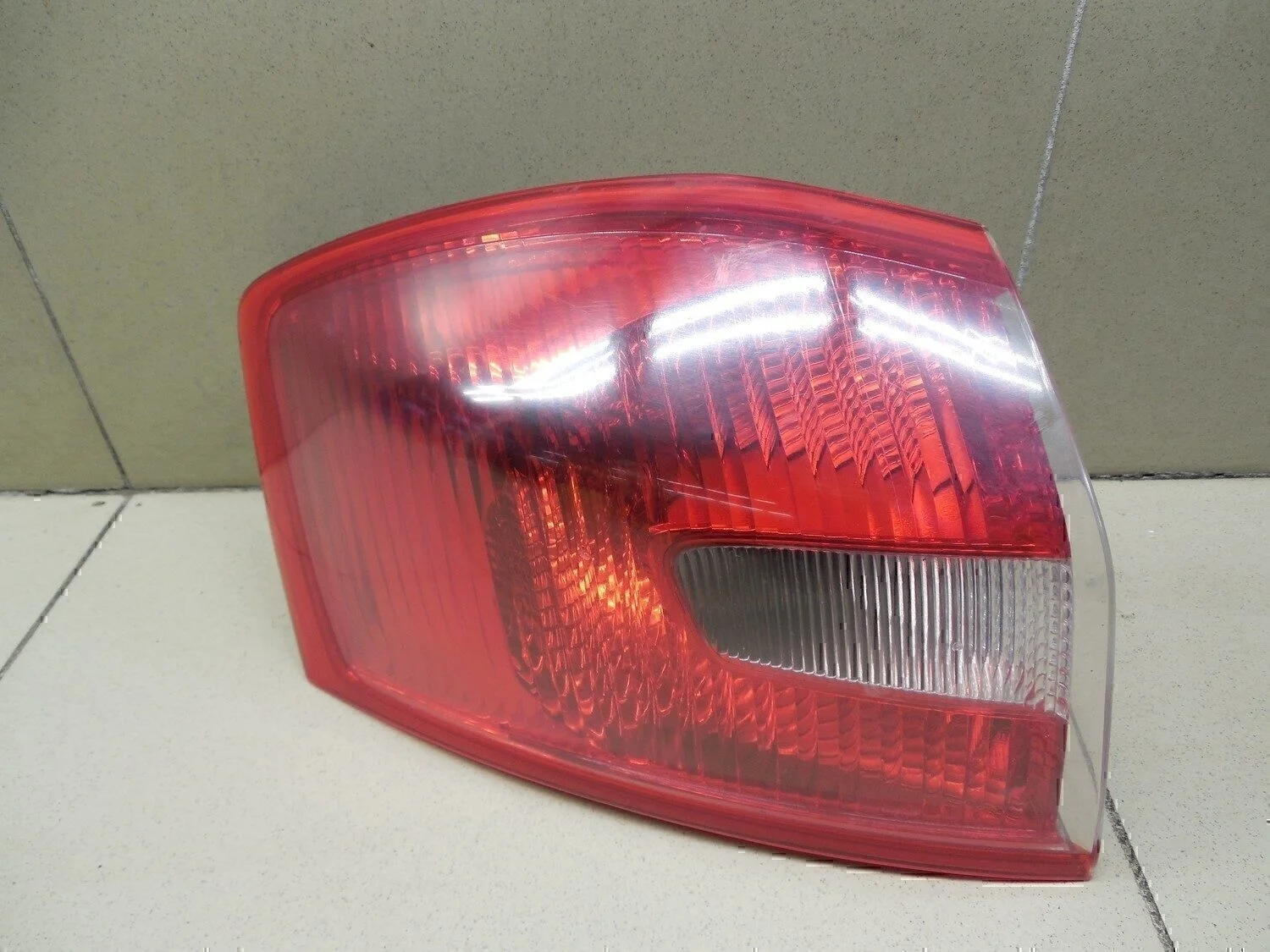 Фонарь задний наружный левый Kuga 2008-2012