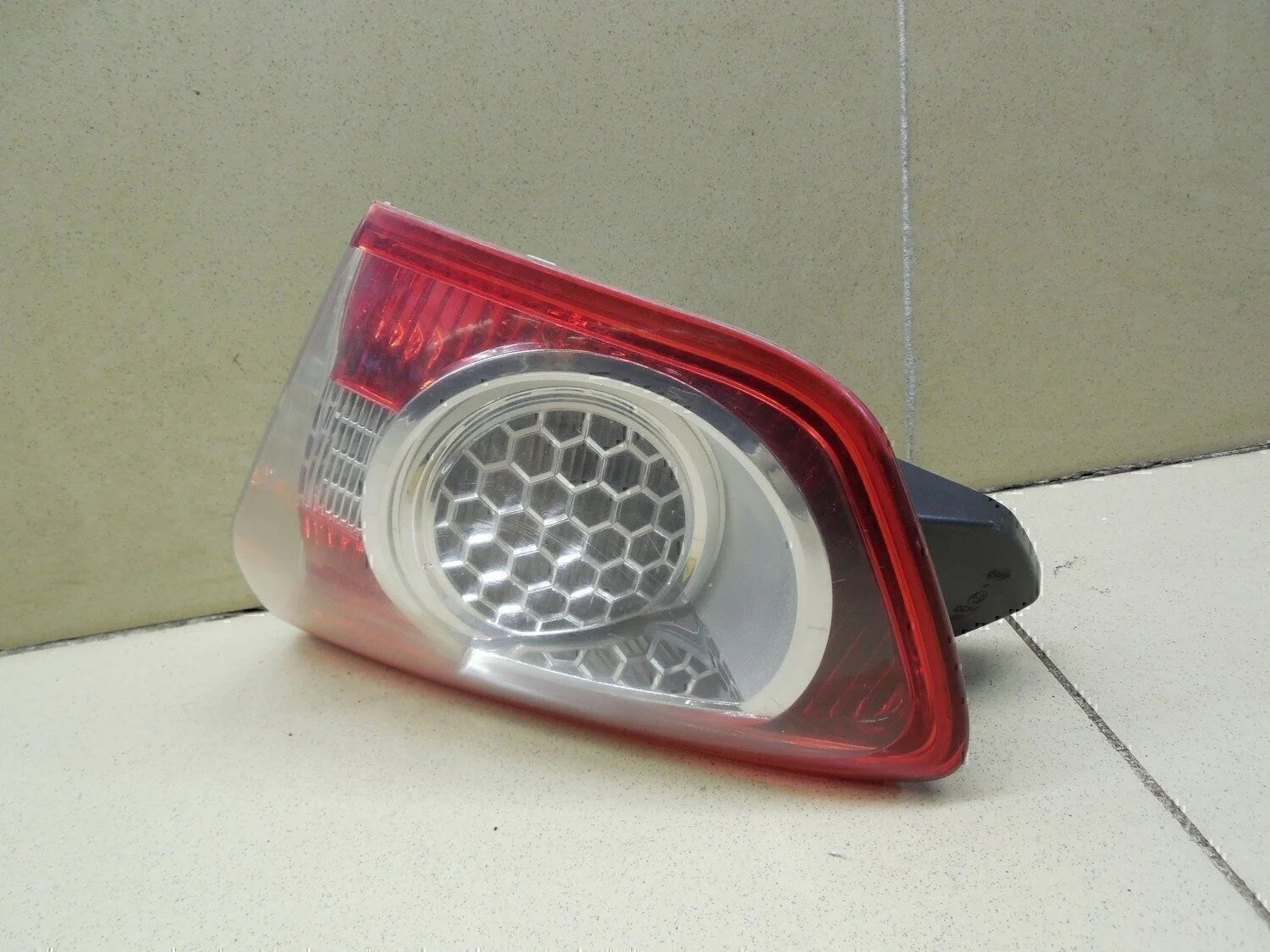 Фонарь задний внутренний правый Kuga 2008-2012