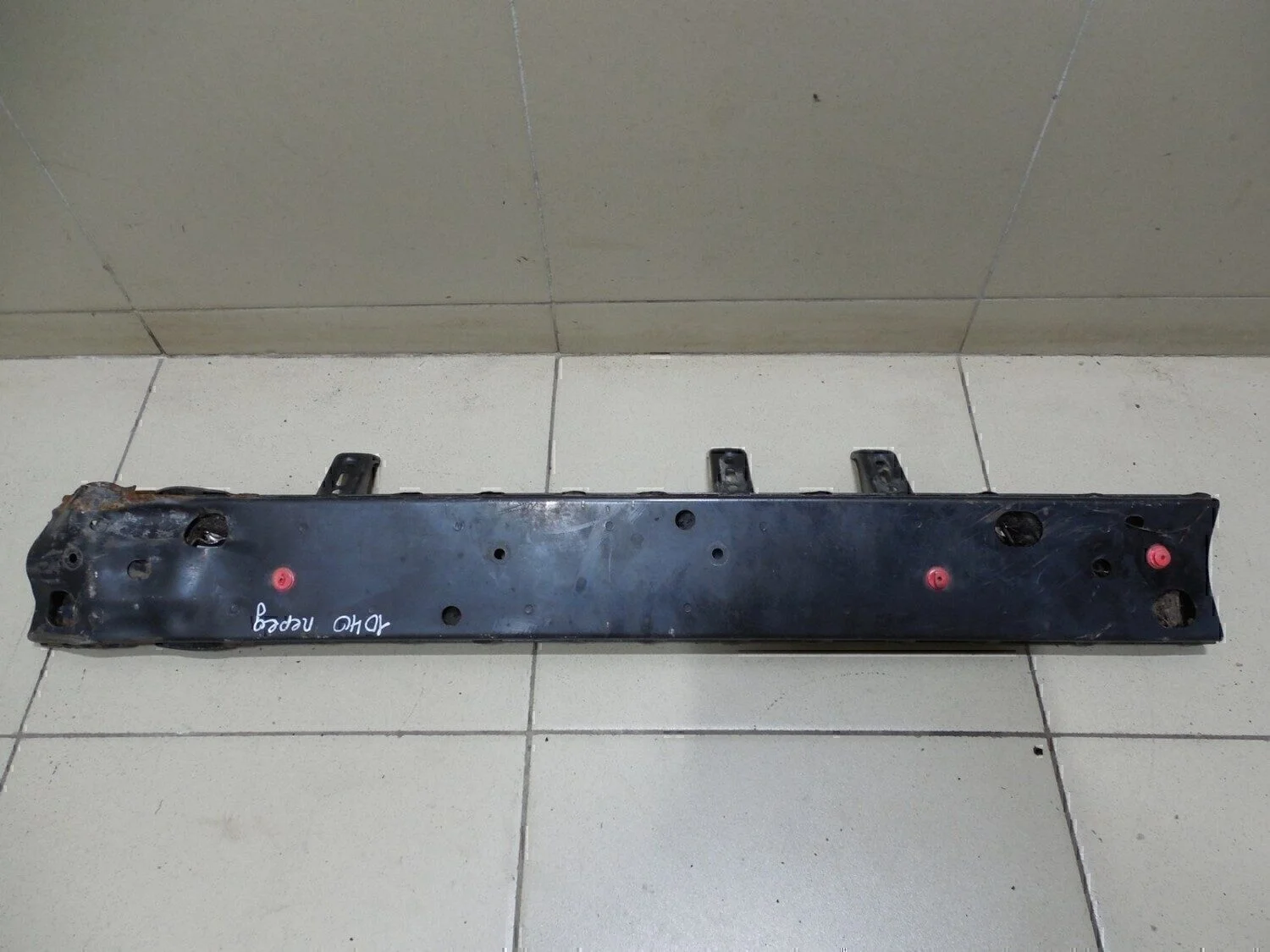 Усилитель переднего бампера Hi Lux 2015>