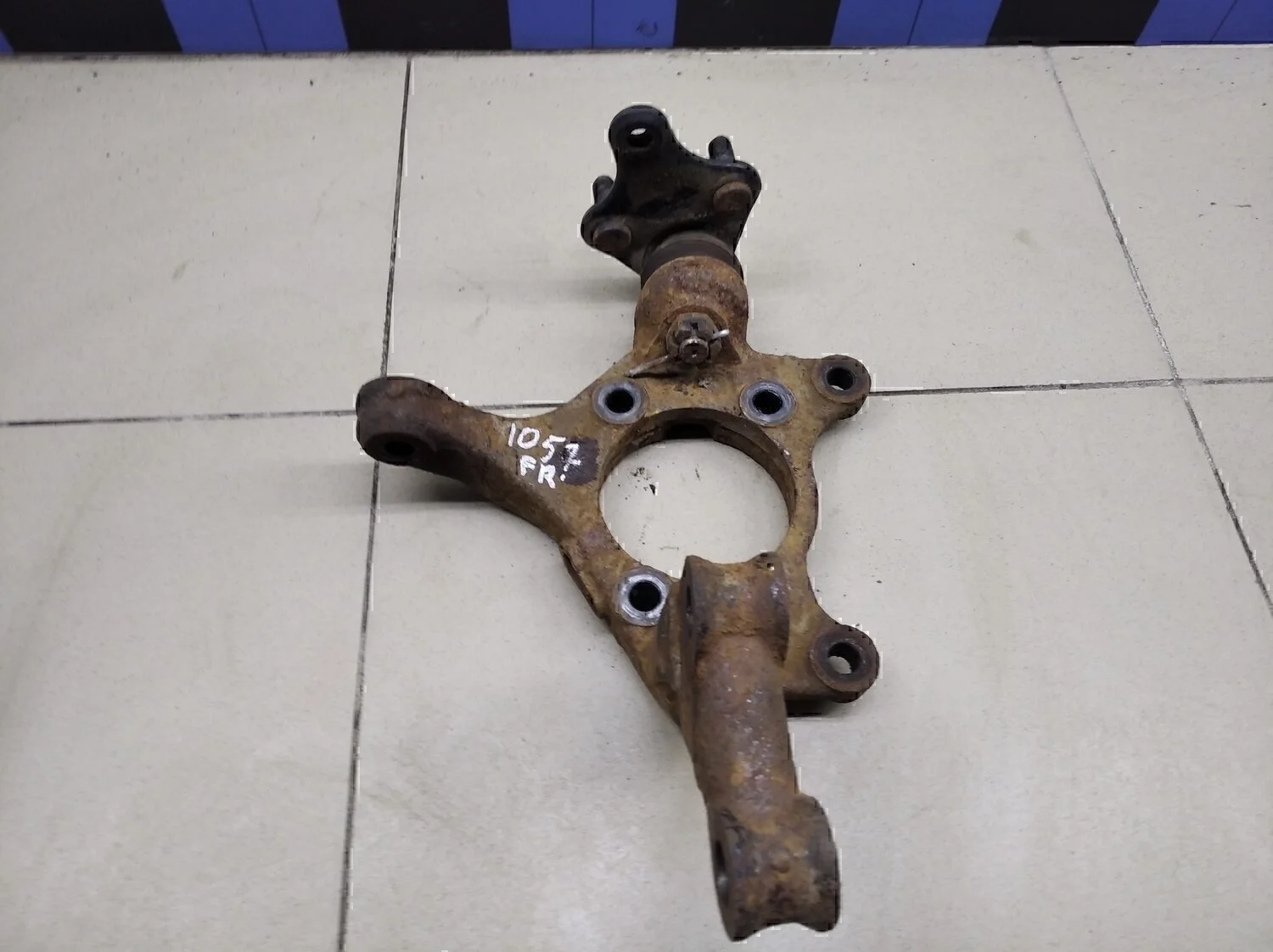 Кулак поворотный передний правый RAV 4 2013-2019