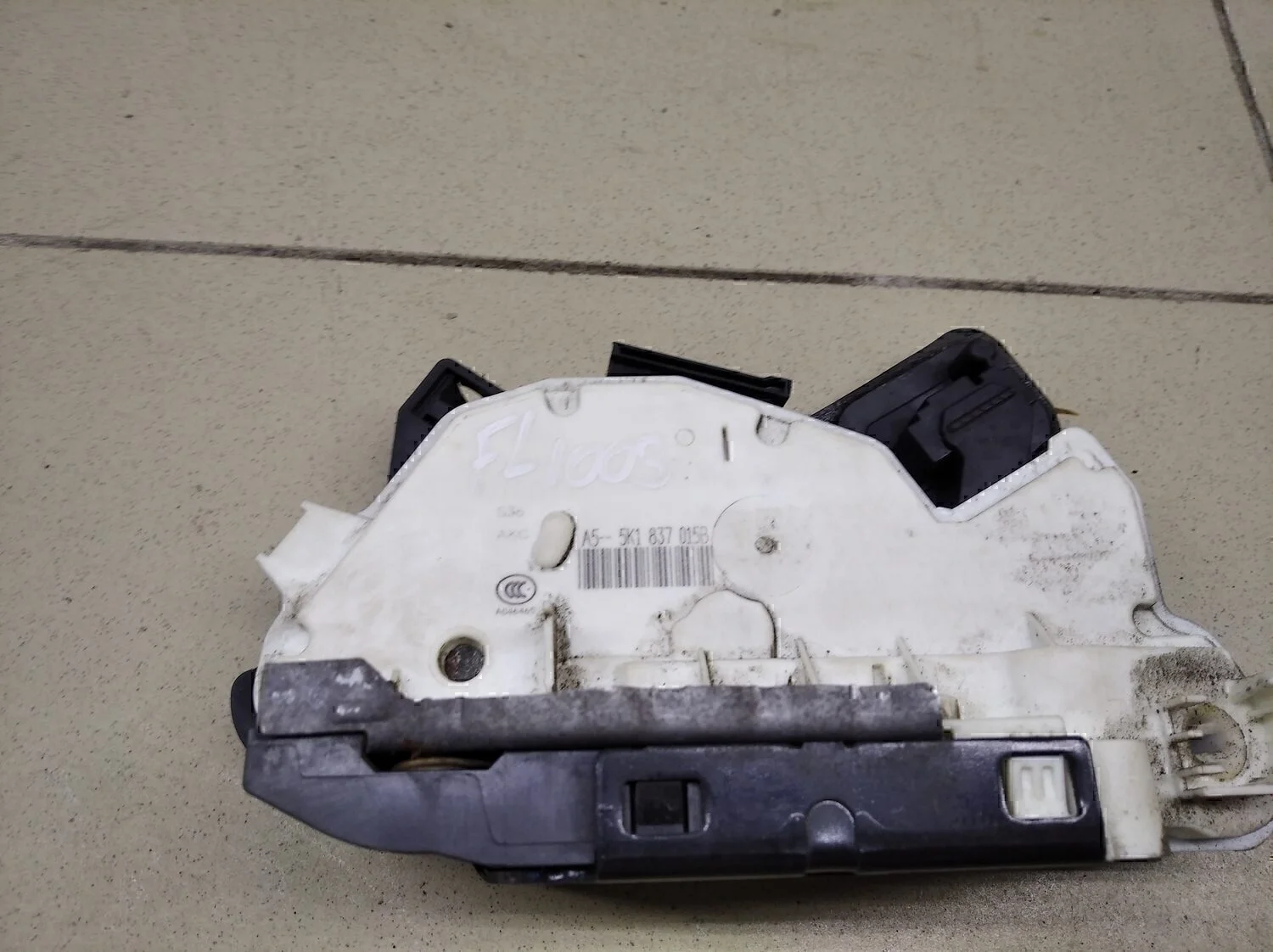 Замок двери передней левой Yeti 2009>