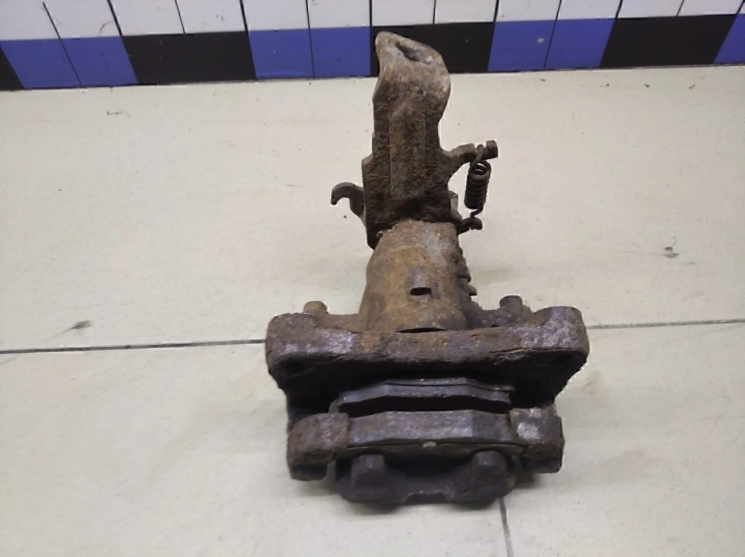 Суппорт задний правый Almera N16 2000-2006