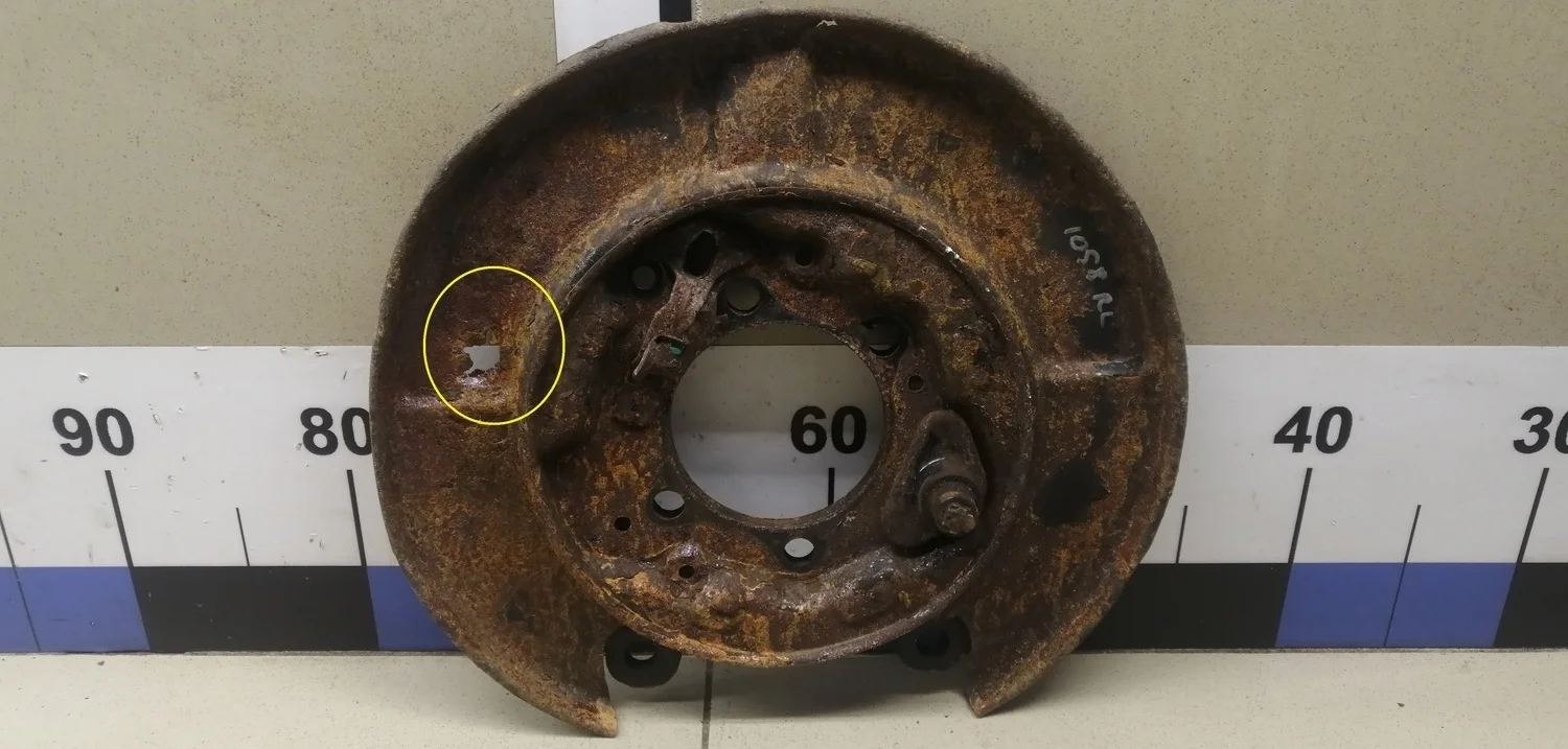 Щит опорный задний левый Juke (F15) 2011>