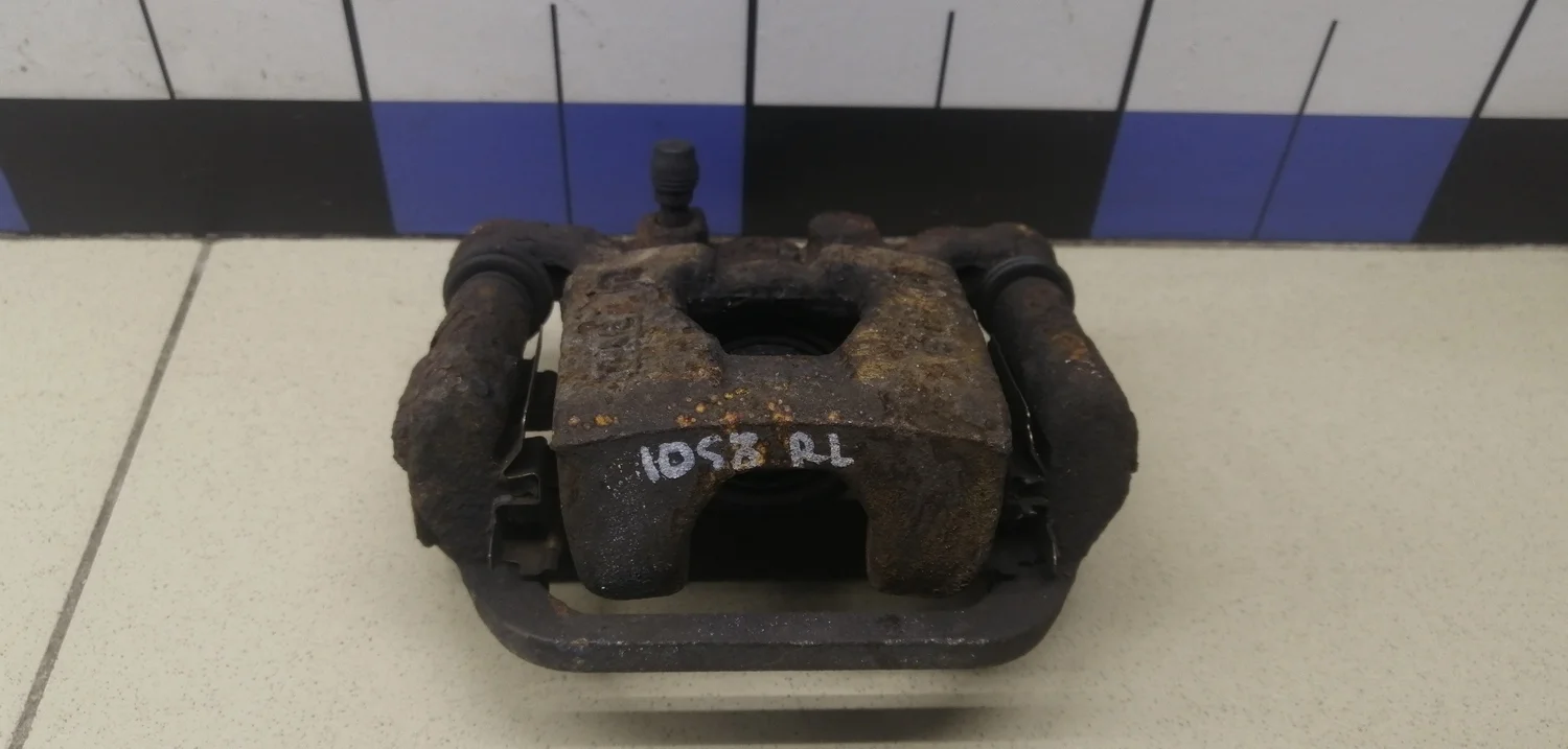 Суппорт задний левый Juke (F15) 2011>