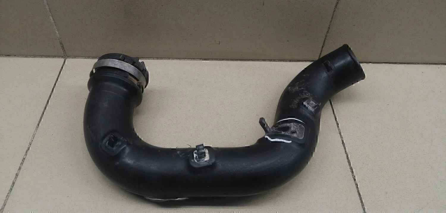 Патрубок интеркулера Hi Lux 2015>