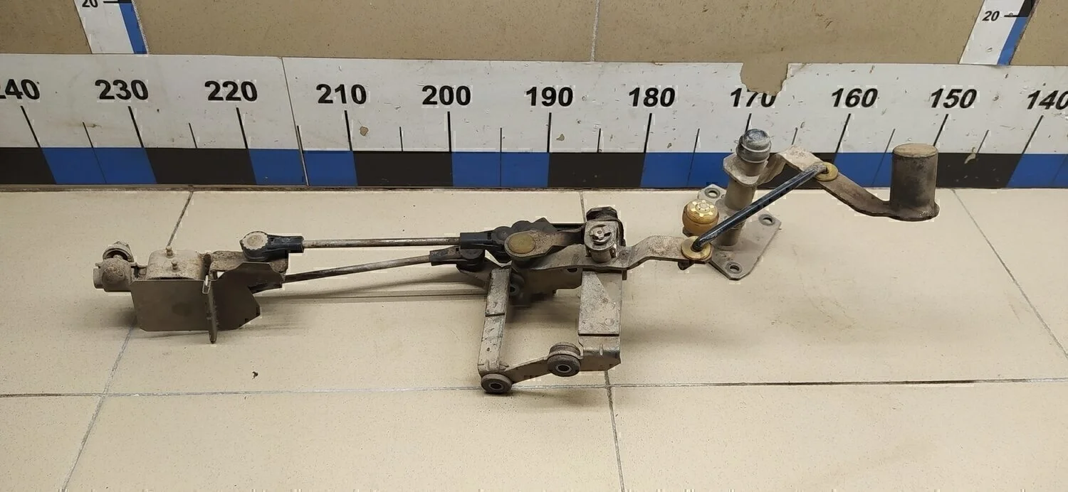 Кронштейн КПП A3 (8L1) 1996-2003