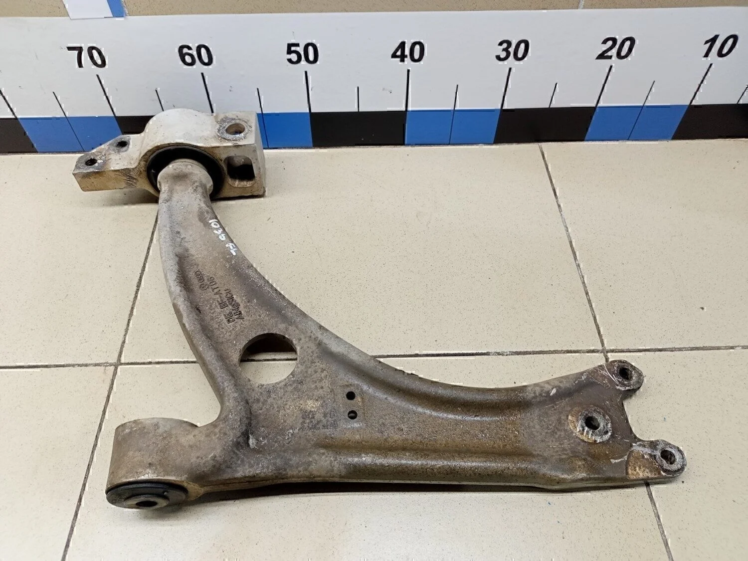 Рычаг передний нижний левый Tiguan 2011-2016