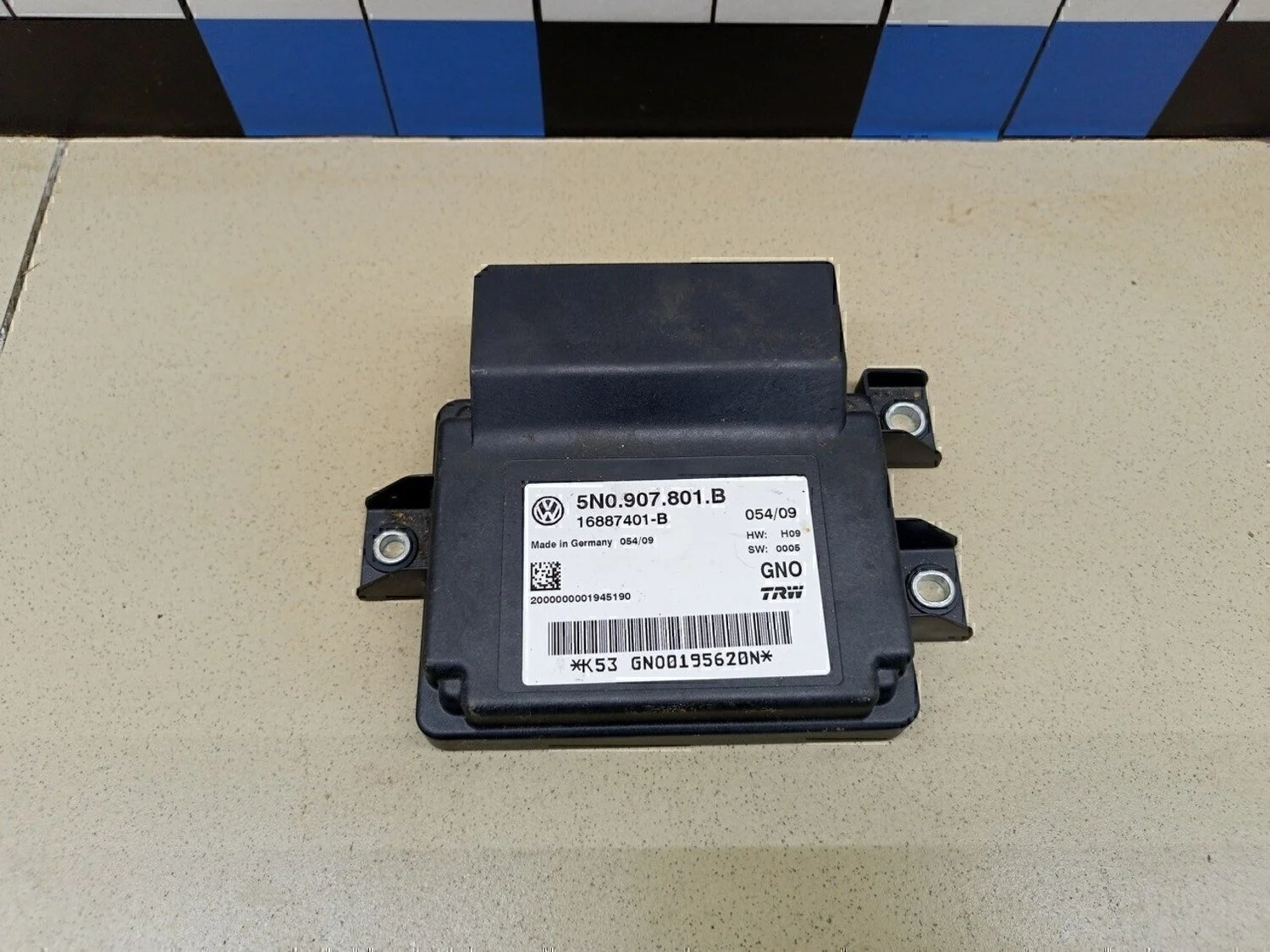 Блок управления парковочным тормозом Tiguan 2011-2016