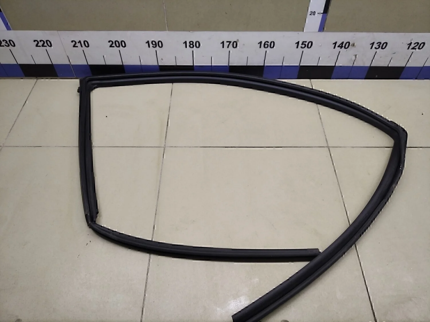 Уплотнитель стекла двери Hi Lux 2015>