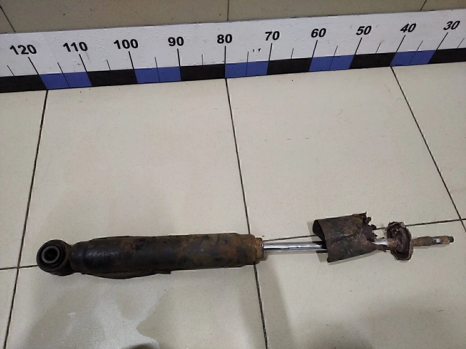 Амортизатор передний левый Land Cruiser (100) 1998-2007