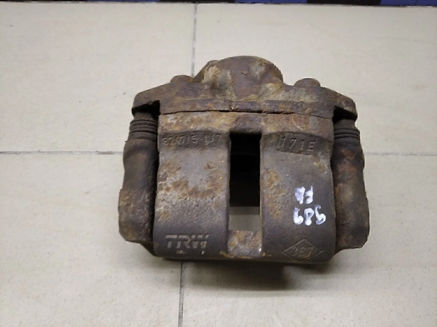 Суппорт передний правый Clio/Symbol 1998-2008