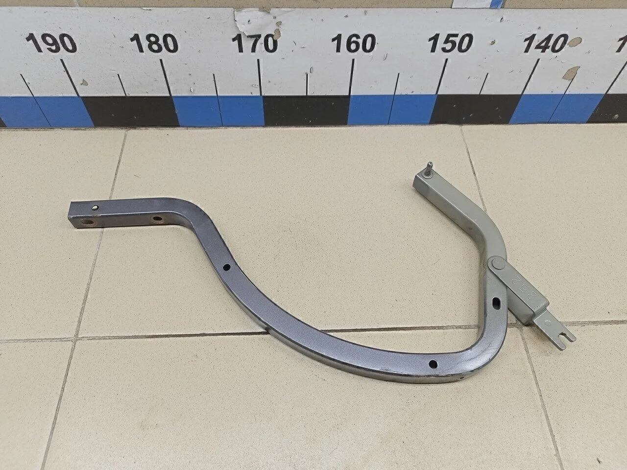 Петля крышки багажника Corolla E15 2006-2013