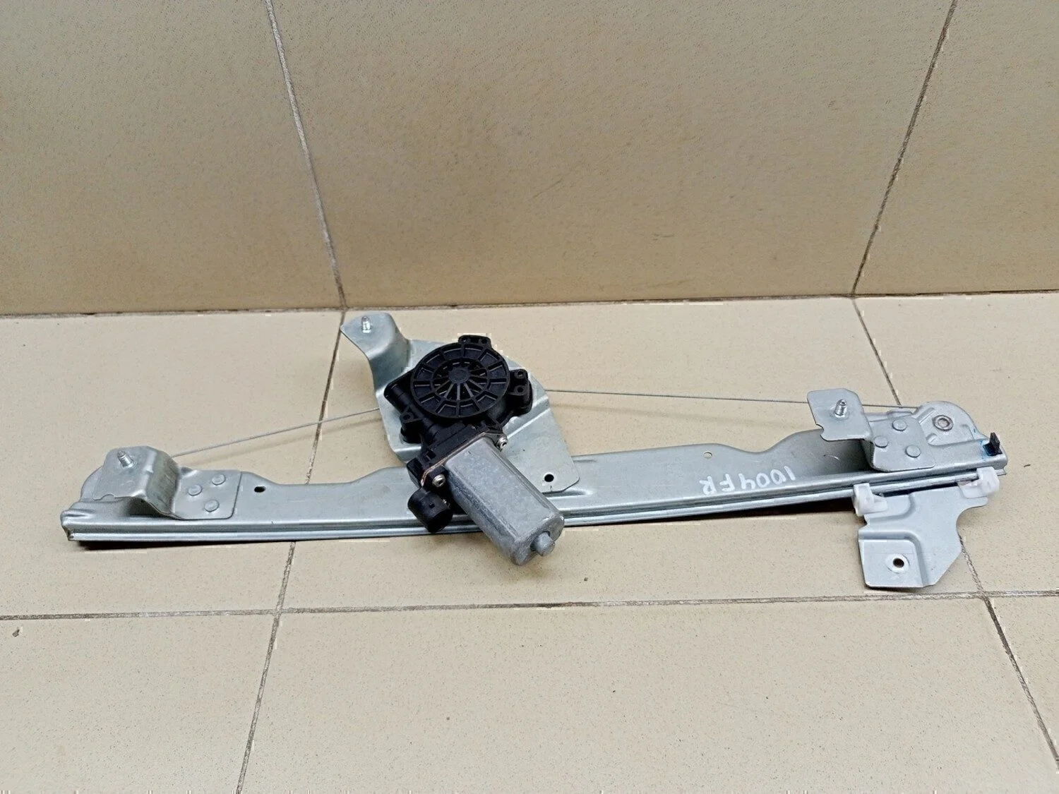 Стеклоподъемник электр. передний правый Duster 2012>