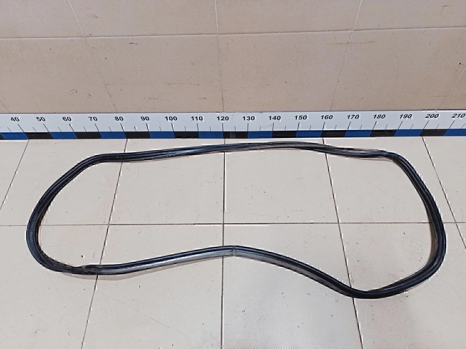 Уплотнитель багажника Avensis II 2003-2008