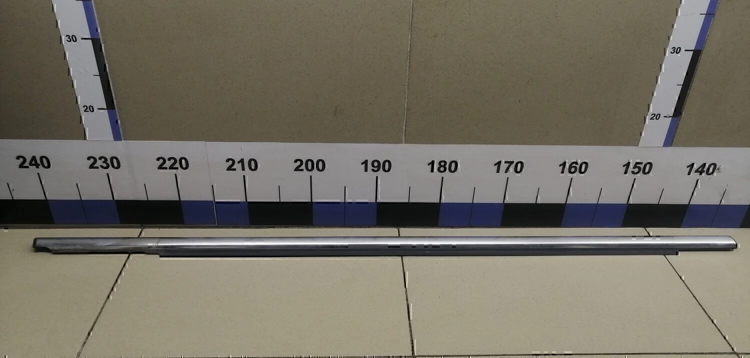 Накладка стекла переднего правого Tiguan 2011-2016