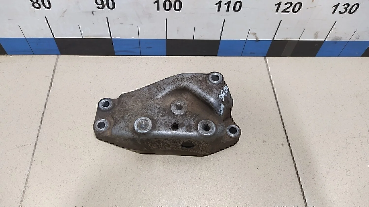 Кронштейн КПП левый Passat [B6] 2005-2010