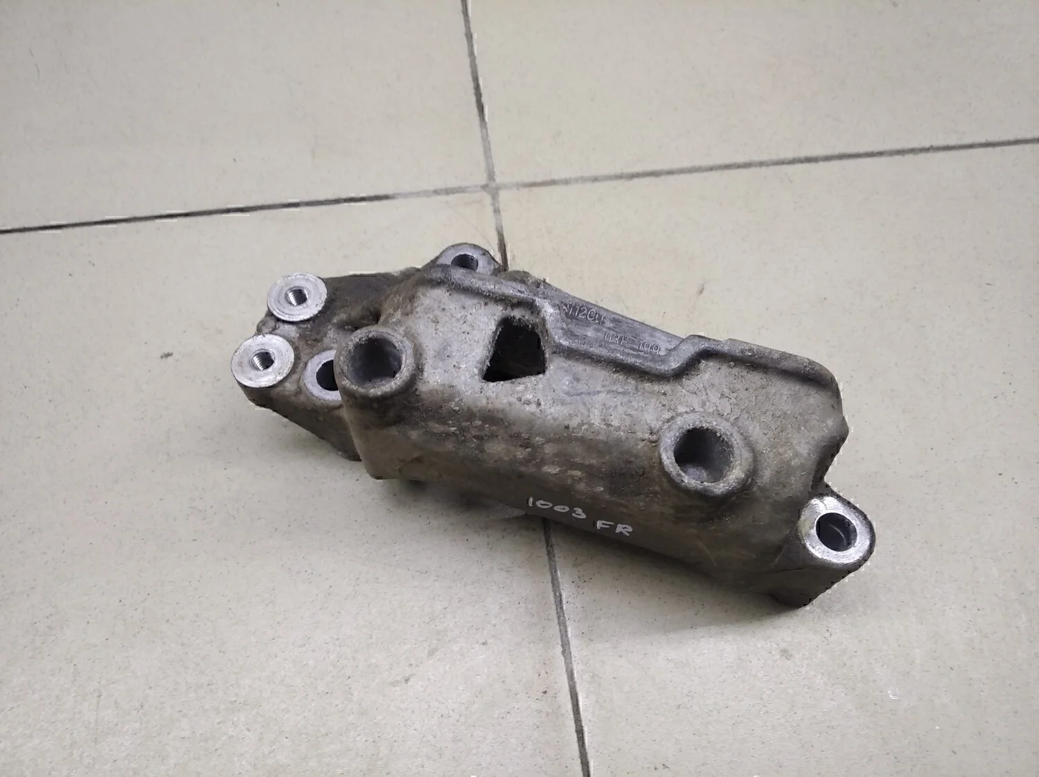 Кронштейн двигателя правый Yeti 2009>