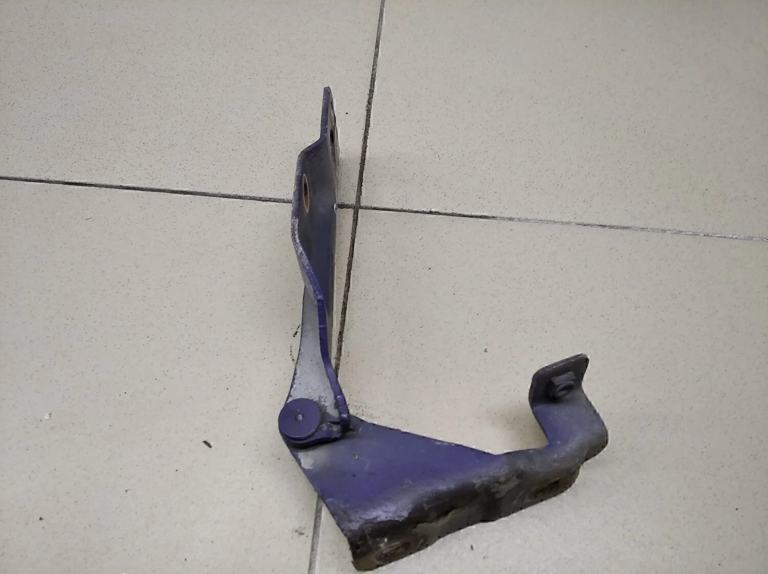 Петля капота левая Almera N16 2000-2006