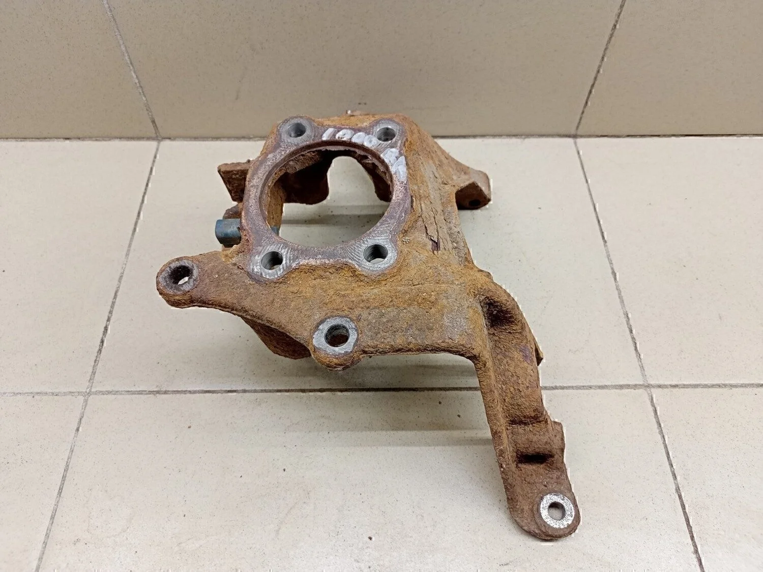 Кулак поворотный задний правый Kuga 2008-2012