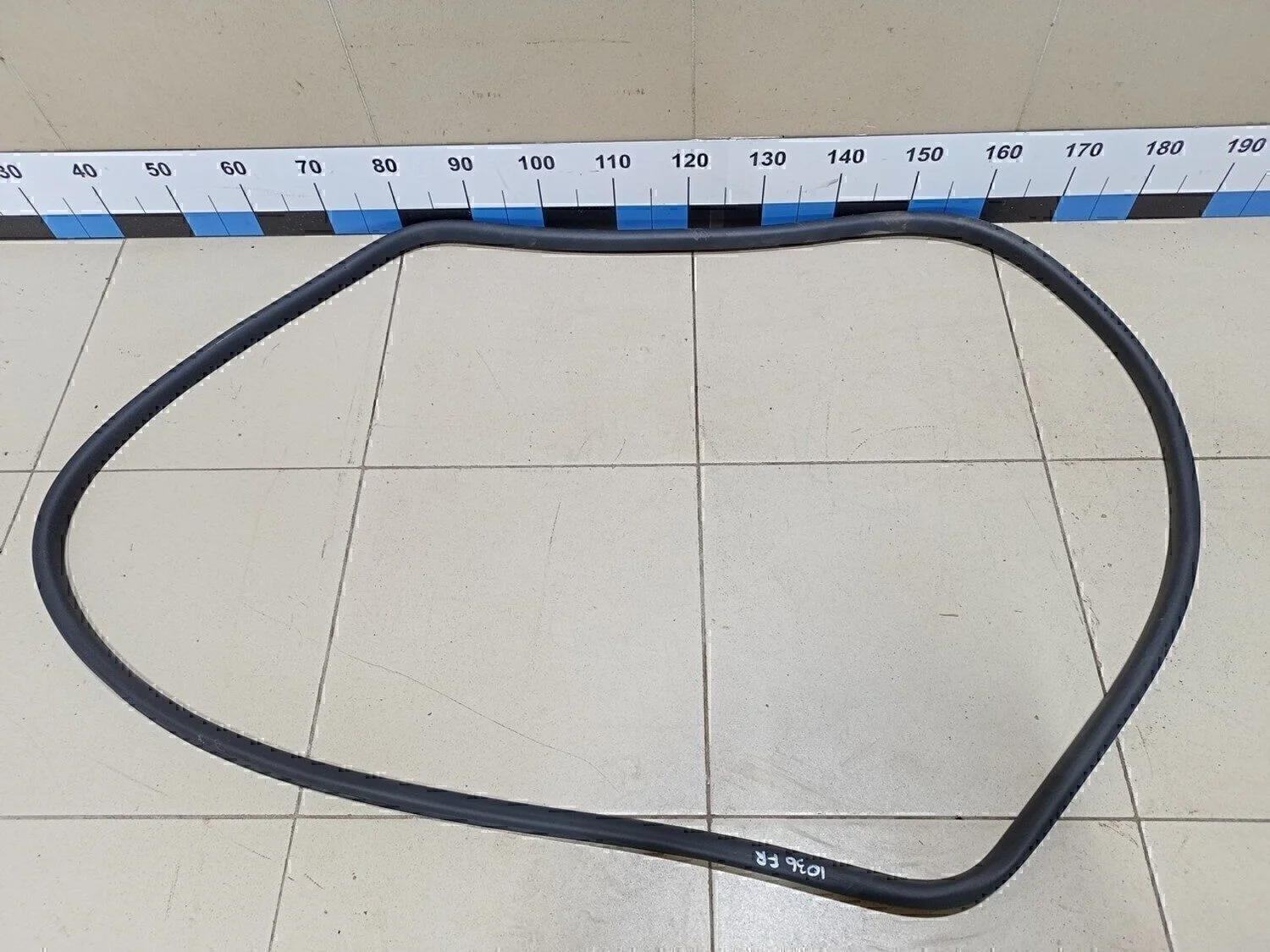 Уплотнитель двери Tiguan 2011-2016