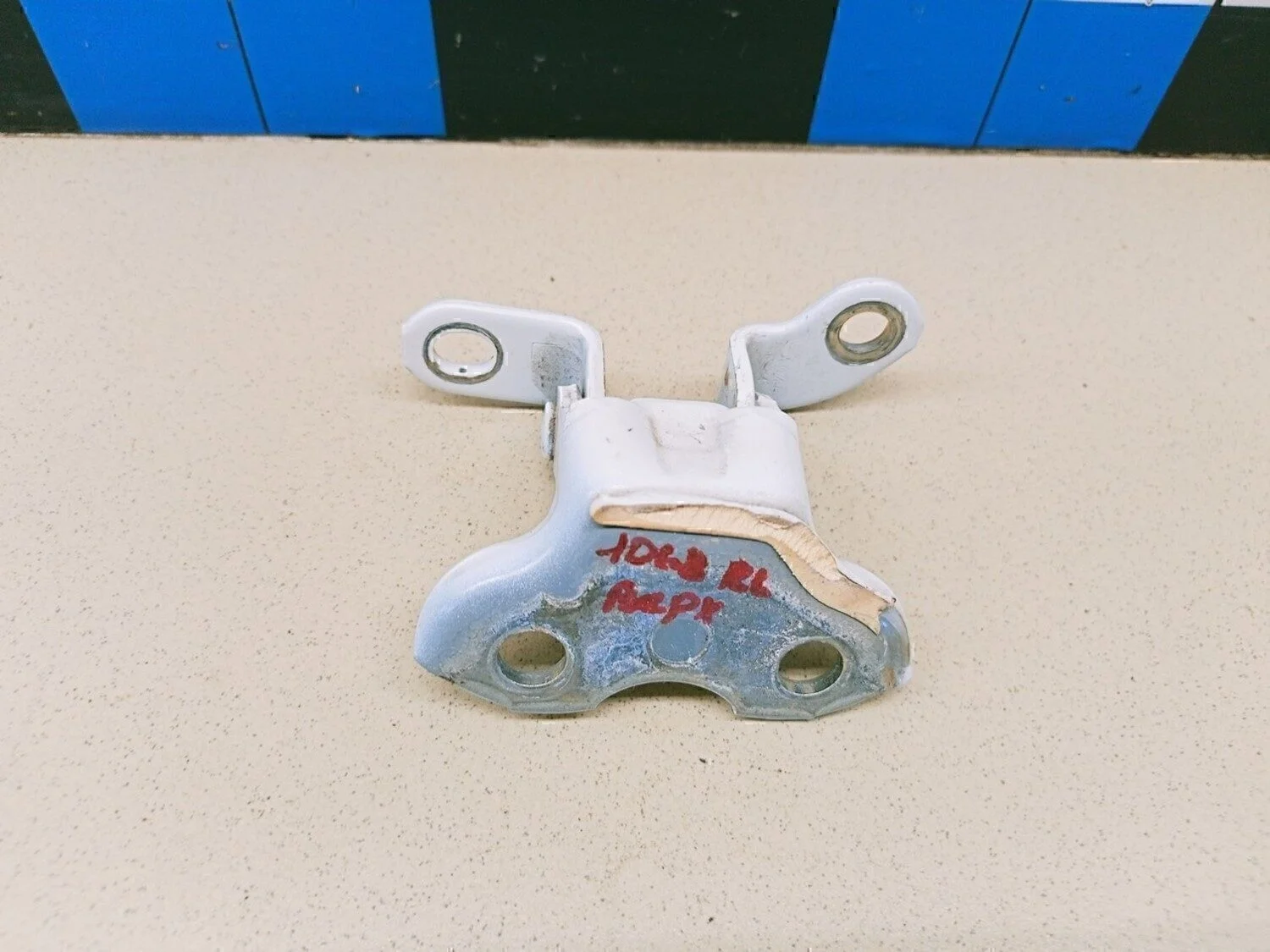 Петля двери задней левой верхняя Avensis II 2003-2008